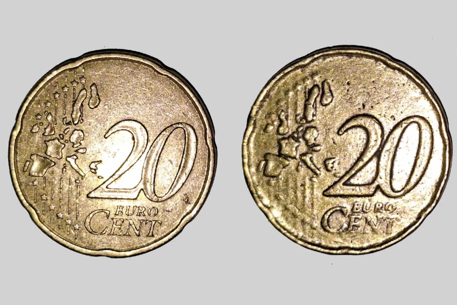 Deux pièces de 20 centimes de 1999, face commune : l'une presque intacte, l'autre au relief arrondi par l'usure.